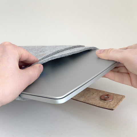 Hoes voor Asus Vivobook 13 Slate | met magnetische sluiting en extra vak  | lichtgrijs - sporen | Model "HAKA"