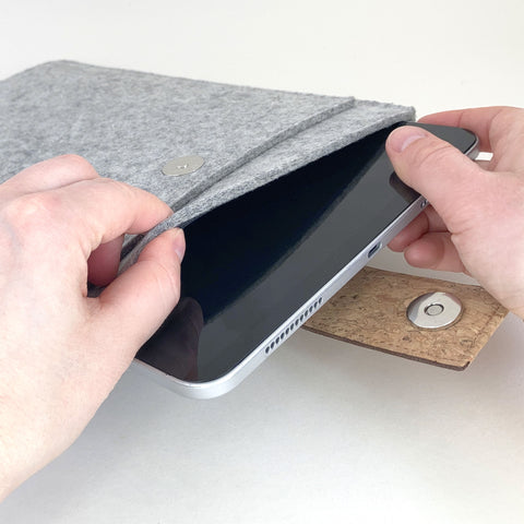 Op maat gemaakte tablethoes | met magnetische sluiting en extra vak | lichtgrijs - strepen | Model "HAKA"