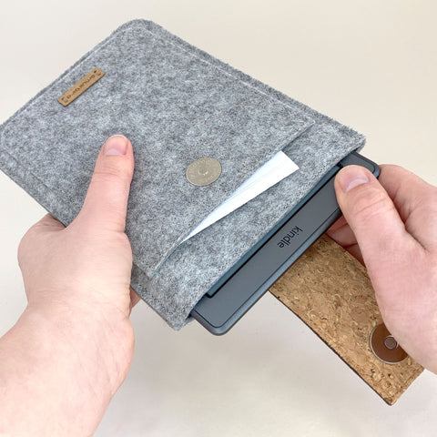 Op maat gemaakte eReader-hoes | met magnetische sluiting en extra vak | lichtgrijs - sporen | Model "HAKA"