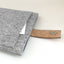 Hoes voor MacBook Pro M3 Max | met magnetische sluiting en extra vak  | lichtgrijs - Bloom | Model "HAKA"
