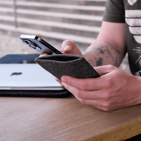 Telefoonhoesje voor iPhone 16 | gemaakt van vilt en biologisch katoen | antraciet - vormen | Model "LET"