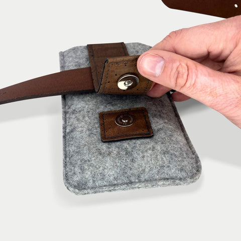 Handige heuptas voor iPhone 15 Plus | met magneetsluiting en kaarthouder | lichtgrijs | model CLIP