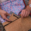 Handytasche mit hellgrauem Kartenfach, Filz und Kork, für Samsung Galaxy A17, in der Hand eines Nutzers.