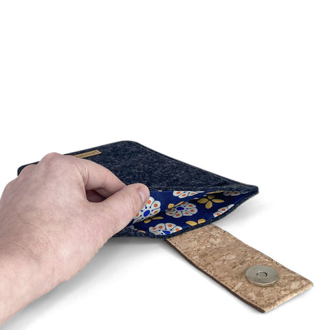 Hoes voor PocketBook Verse | met magnetische sluiting en extra vak | antraciet - Bloom | Model "HAKA"