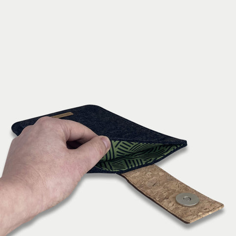 Op maat gemaakte eReader-hoes | met magnetische sluiting en extra vak | antraciet - strepen | Model "HAKA"