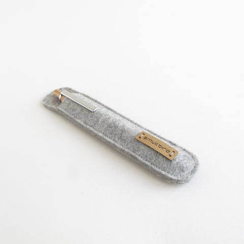 Duurzaam vilten etui van 100% wol | Lichtgrijs | Inclusief houten balpen