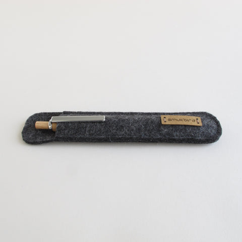 Duurzaam vilten etui van 100% wol | antraciet | Inclusief houten balpen