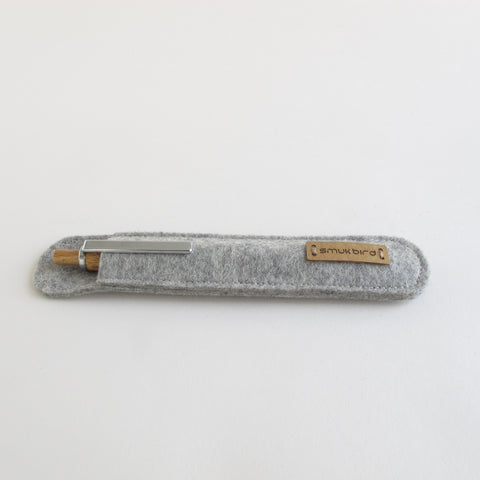 Duurzaam vilten etui van 100% wol | Lichtgrijs | Inclusief houten balpen
