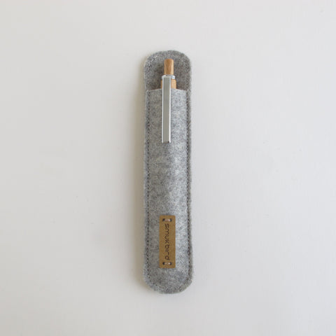 Duurzaam vilten etui van 100% wol | Lichtgrijs | Inclusief houten balpen