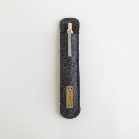 Duurzaam vilten etui van 100% wol | antraciet | Inclusief houten balpen