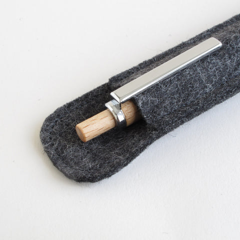 Duurzaam vilten etui van 100% wol | antraciet | Inclusief houten balpen