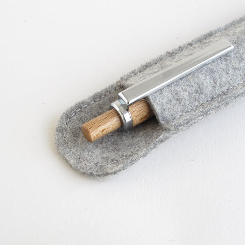 Duurzaam vilten etui van 100% wol | Lichtgrijs | Inclusief houten balpen