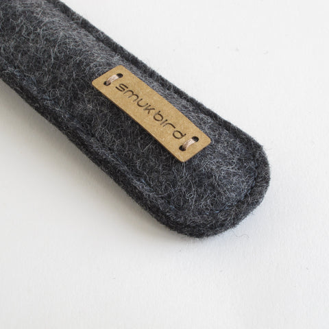 Duurzaam vilten etui van 100% wol | antraciet | Inclusief houten balpen