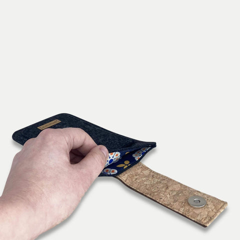 Telefoonhoesje voor iPhone 16 Pro | met magneetsluiting en extra vak | antraciet - Bloom | model HAKA
