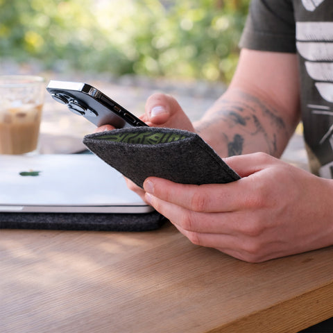 Op maat gemaakt telefoonhoesje | gemaakt van vilt en biologisch katoen | antraciet - strepen | Model "LET"