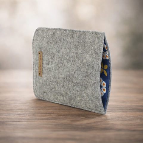 Op maat gemaakt telefoonhoesje | gemaakt van vilt en biologisch katoen | lichtgrijs - Bloom | Model "LET"