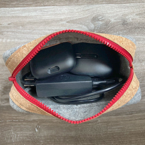 Accessoiretas voor kabels enz. | gemaakt van vilt en kurk | licht grijsrood