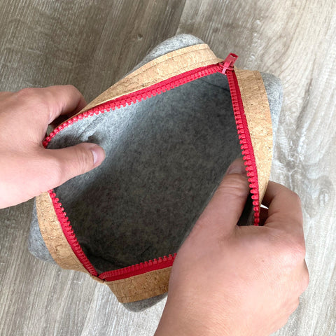 Accessoiretas voor kabels enz. | gemaakt van vilt en kurk | antraciet-rood