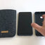 Handytas voor iPhone SE 2022 | gemaakt van vilt en biologisch katoen | lichtgrijs - kleurrijk | Model "LET"