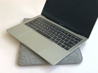 Op maat gemaakte laptophoes | gemaakt van vilt en biologisch katoen | lichtgrijs - Kleurrijk | Model "LET"