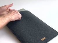 Op maat gemaakte laptophoes | gemaakt van vilt en biologisch katoen | antraciet - sporen | Model "LET"