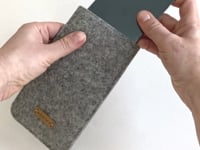 Telefoontas voor iPhone 13 Pro Max | gemaakt van vilt en biologisch katoen | lichtgrijs - sporen | Model "LET"