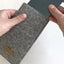 Telefoonhoesje voor iPhone 13 | gemaakt van vilt en biologisch katoen | lichtgrijs - kleurrijk | Model "LET"