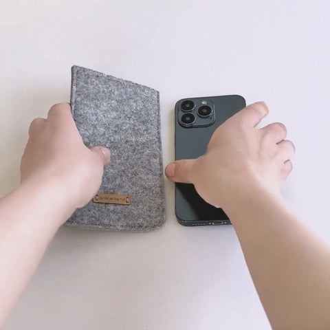 Op maat gemaakt telefoonhoesje | gemaakt van vilt en biologisch katoen | lichtgrijs - strepen | Model "LET"