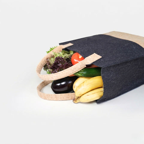 Filz Shopper mit Kork in Anthrazit Natur, offene Tasche mit Obst und Gemüse für nachhaltigen Einkauf