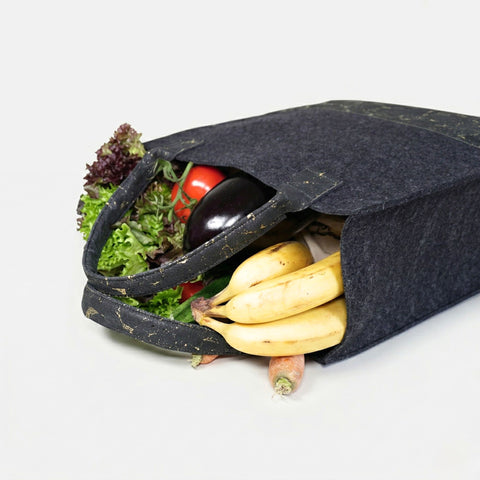 Shopper aus Wollfilz und Kork in Anthrazit Schwarz, offene Einkaufstasche mit Bananen, Aubergine und Gemüse
