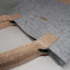 Detail eines naturfarbenen Korkgriffs an einer Filz Tasche, hochwertige Verarbeitung und langlebiges Design