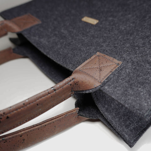 Detailaufnahme der Naht und des Korkgriffs an einer Filz Shopper Tasche, präzise handwerkliche Verarbeitung