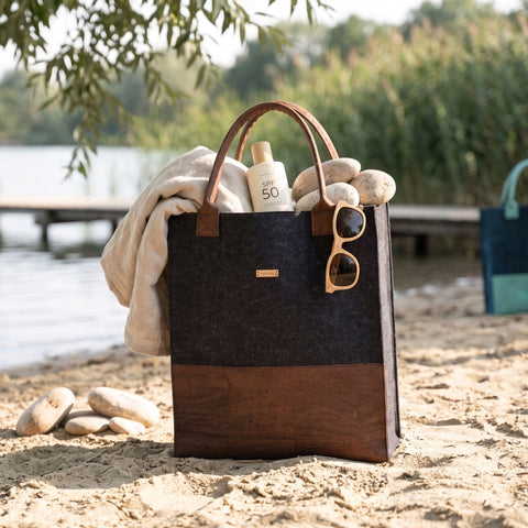 Große Filz Shopper Tasche mit braunem Korkboden am Strand, langlebige nachhaltige Tasche mit viel Stauraum