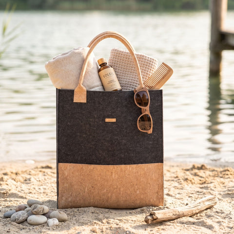 Filz Shopper Tasche mit naturfarbenem Korkboden am Strand, nachhaltige Einkaufstasche mit hochwertiger Verarbeitung
