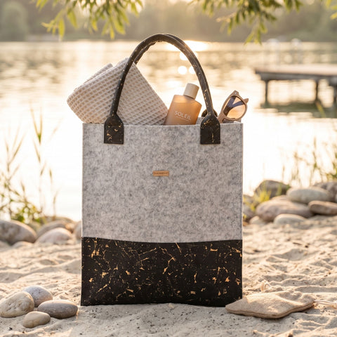 Hochwertige Filz Shopper Tasche aus Wollfilz mit schwarzem Korkboden am Strand, stilvolle nachhaltige Tasche für Alltag und Freizeit