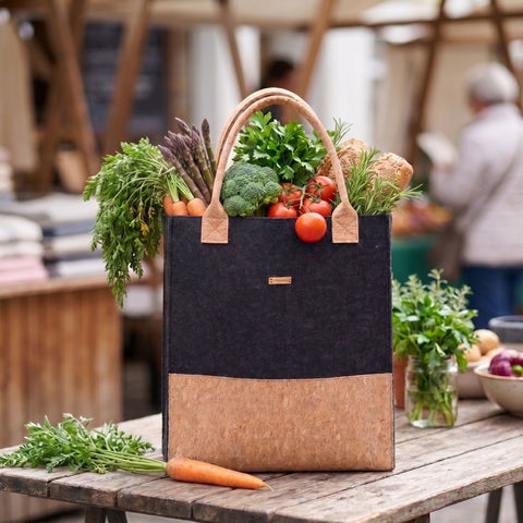 Filz Shopper Tasche mit naturfarbenem Kork gefüllt mit frischem Gemüse auf dem Wochenmarkt, nachhaltige Einkaufstasche
