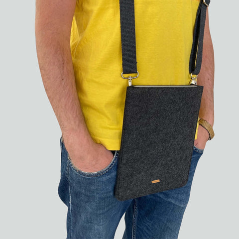 Anthrazitfarbene Tablet-Hülle aus Wollfilz als Crossbody getragen – Frontansicht