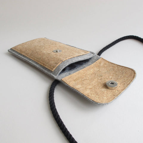 Schoudertas voor Fairphone 4 | gemaakt van vilt en biologisch katoen | lichtgrijs - sporen | Model KEDJA