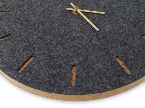 Vilt- en kurken wandklok 30 cm | antraciet - goud | Ontwerp: Kopenhagen
