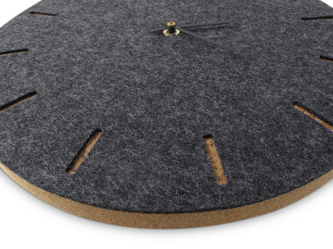 Vilt en kurk wandklok 30 cm | antraciet - zwart | Ontwerp: Kopenhagen