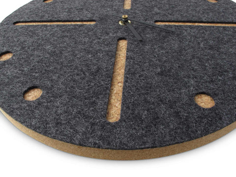 Vilt en kurk wandklok 30 cm | antraciet - zwart | Ontwerp: Odense