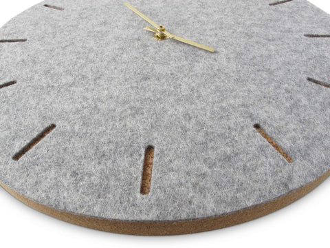 Vilt- en kurken wandklok 30 cm | lichtgrijs - goud | Ontwerp: Kopenhagen