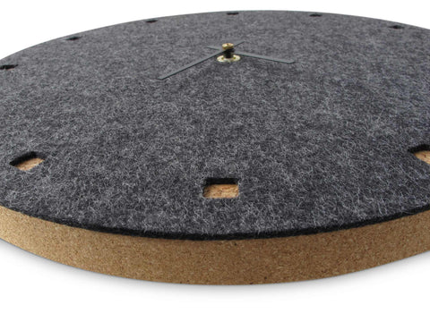 Vilt en kurk wandklok 30 cm | antraciet - zwart | Ontwerp: Esbjerg
