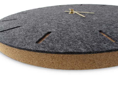 Vilt- en kurken wandklok 30 cm | antraciet - goud | Ontwerp: Kopenhagen