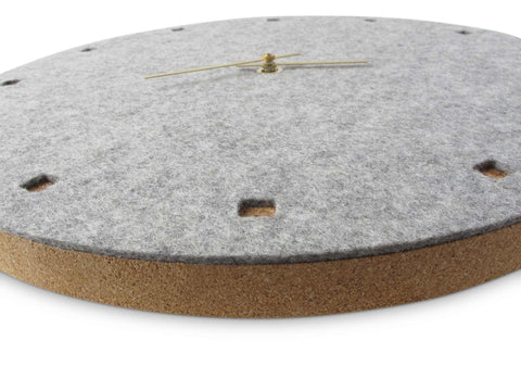 Vilt- en kurken wandklok 30 cm | lichtgrijs - goud | Ontwerp: Esbjerg