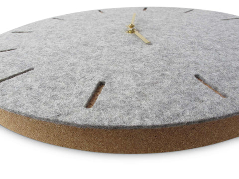 Vilt- en kurken wandklok 30 cm | lichtgrijs - goud | Ontwerp: Kopenhagen