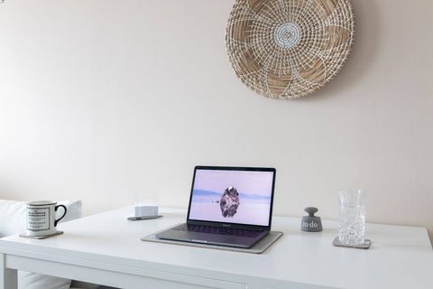 Onderlegger voor MacBooks van vilt en kurk | 26x38cm | lichtgrijs