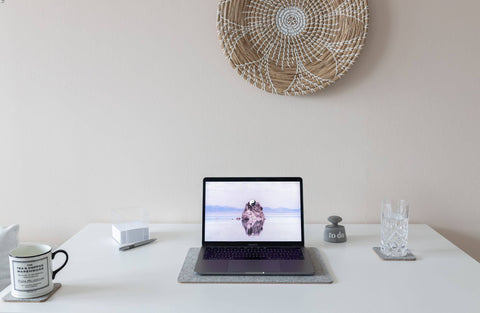 Onderlegger voor MacBooks van vilt en kurk | 26x38cm | lichtgrijs