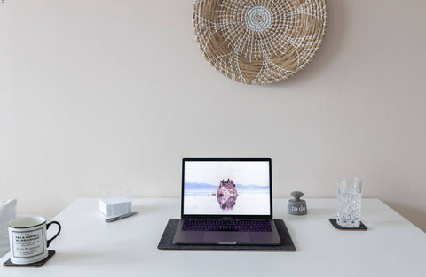 Onderlegger voor MacBooks van vilt en kurk | 26x38cm | antraciet