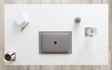 Onderlegger voor MacBooks van vilt en kurk | 26x38cm | lichtgrijs